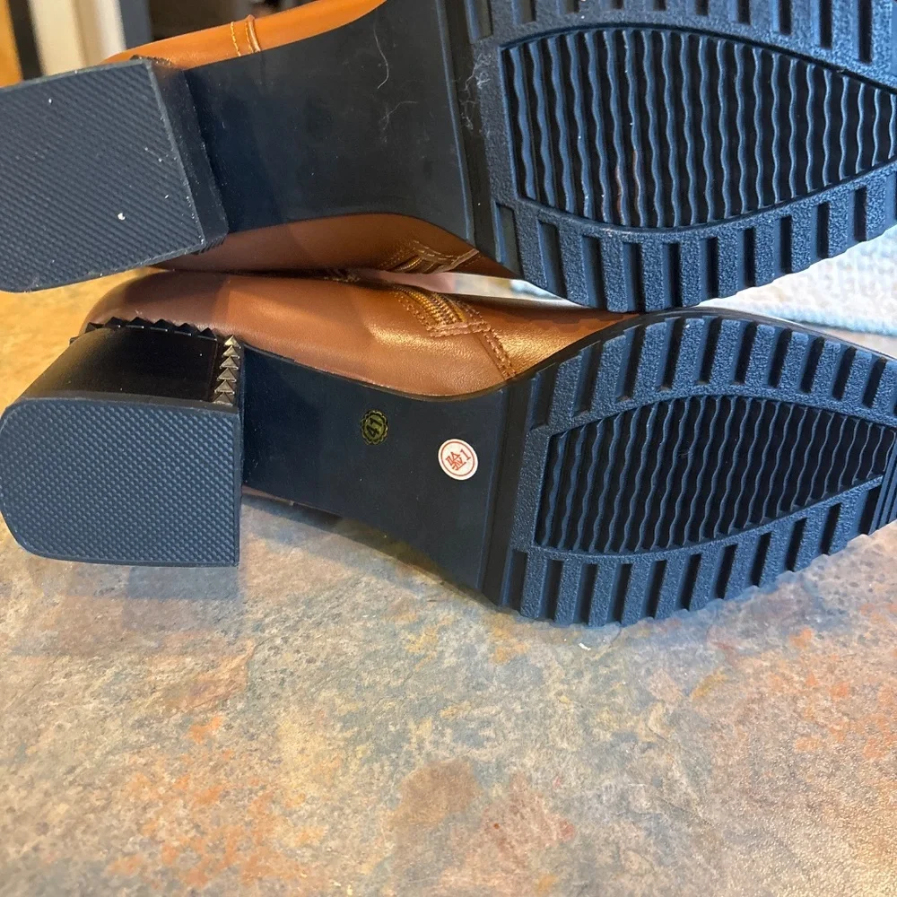 Boots - Picture 3 of 6